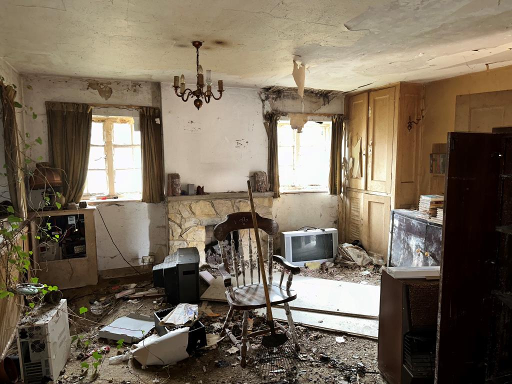 Lot: 57 - TWO-BEDROOM COTTAGE WITH ADJOINING CLOCK TOWER FOR REFURBISHMENT - Living Room
